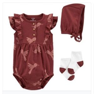 Carter’s baby girl 3 piece bodysuit & bonnet set. Size 3 months